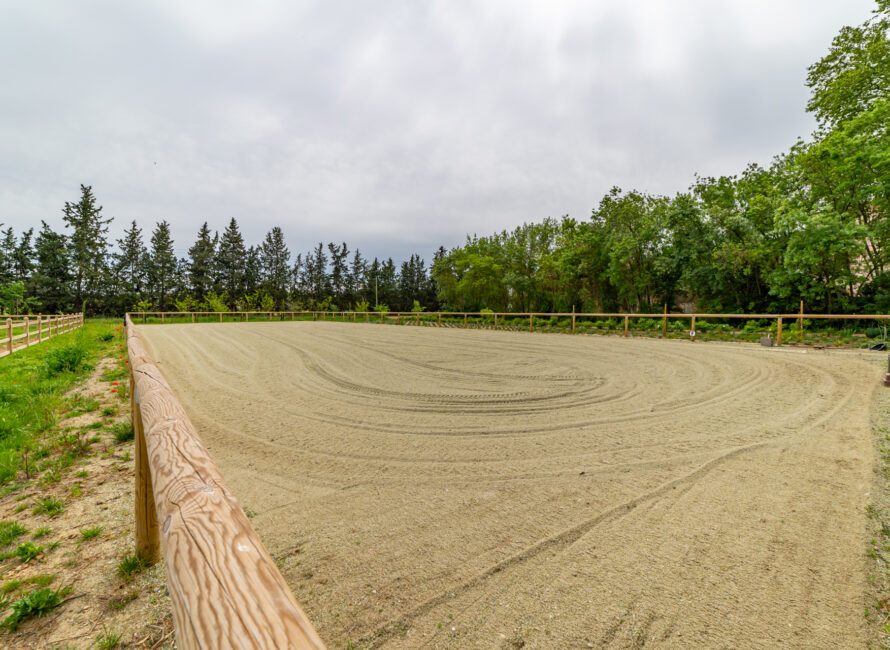 Paddock Nimes avec piste en sable fibré